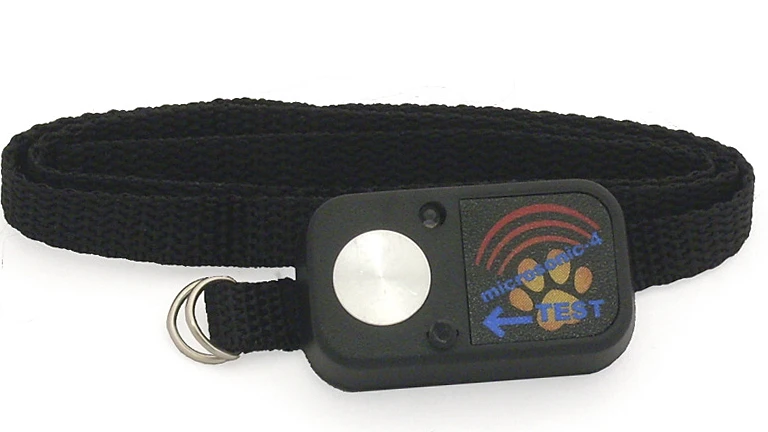 A black pet collar with a "microsonic-4" device and a metal D-ring is visible.